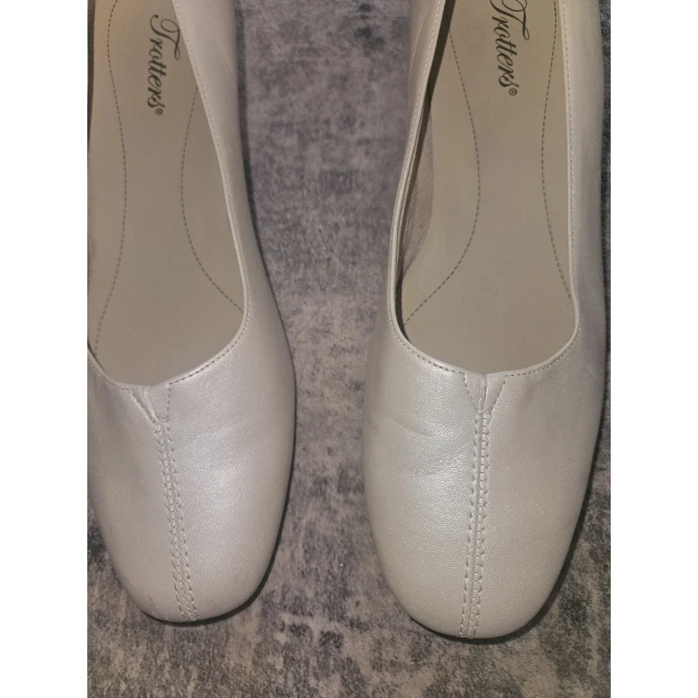 Trotters Women's 'Doris' White Pearl leather Pumps Ballet Flats - Size 9 M